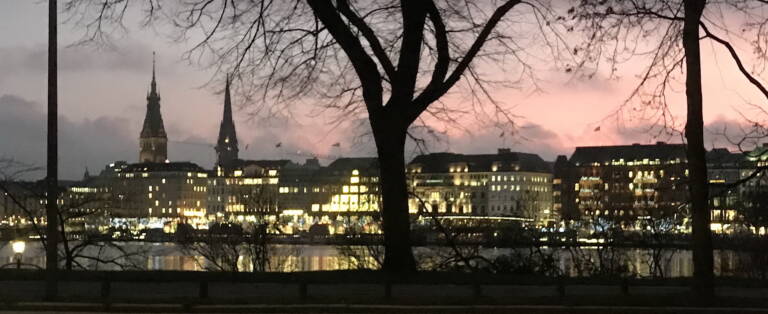 Ein Blick auf die Hamburger Binnenalster am Abend Die Stadt wo, Michow & Ulbricht Rechtsanwälte für Medien & Live Entertainment Recht ansässig sind.